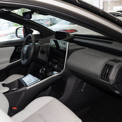 Personal Toyota Bz4X Elektro-SUV mit großer Kapazität und in Rot/Blau
