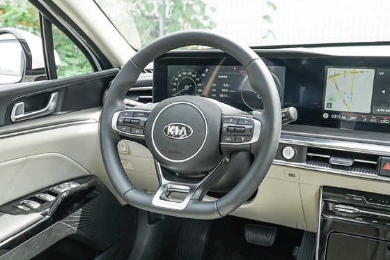 Kia K5 Limousine 4 Türen 5 Sitze Linkslenken Benzinfahrzeuge 176kw Höchstgeschwindigkeit 220 Leistung