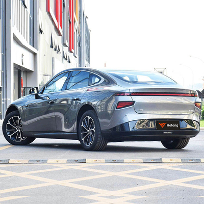2022 Xpeng P7 586G Elektrofahrzeug 4 Räder 5 Sitzplätze Hochgeschwindigkeit Rot/Weiß Chinesische Autos